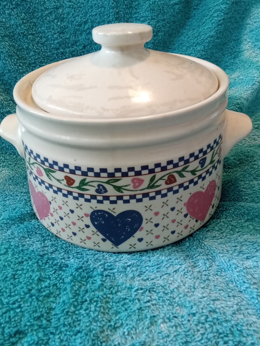 #1330Ceramic Heart Pattern Covered Casserole Pot - White with Blue & Pink Hearts